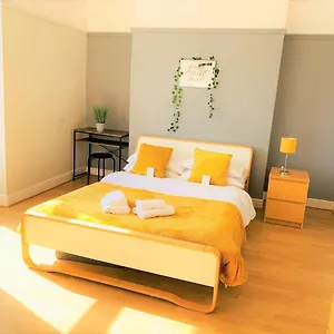 Holiday home Beach Townhouse - 350 Yard From The Beach!, Swansea