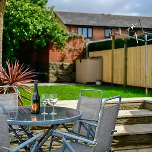 Holiday home Free Parking - Heart Of The - Superb Townhouse & Garden - Peaceful Area But Only 5min Walk To Beach, Shops, Bars, Arena, Marina, Parks, Swansea